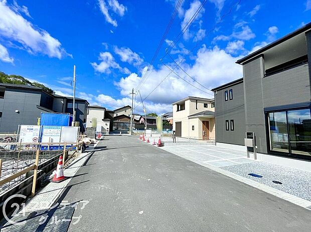 【前面道路含む外観】前道の様子です
