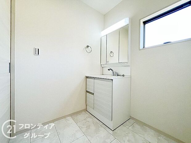 【洗面】曇り止めヒーター付きのミラーキャビネットを採用しております。ミラーの内側がすべて収納スペースになっているので、スタイリング剤や歯ブラシなどの収納に便利ですね。