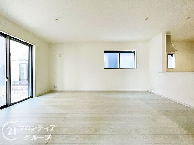 【リビング】リビングのフローリング材には、木目や色調など木材特有の風合いがあり、ナチュラルな美しさで、日々の生活に温もりを与えてくれます。