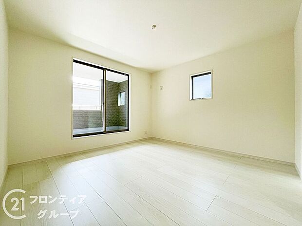 【寝室】室内はシンプルな仕様となっており、それぞれの好みに合わせたインテリアで、趣味に合わせてレイアウトしやすくなっております。