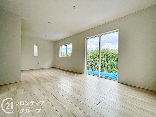 【リビング】LDKには大きな窓からたくさんの光が入り、明るく、開放的な空間を演出してくれます。お友達が遊びに来た時も自慢のリビングになりますね!