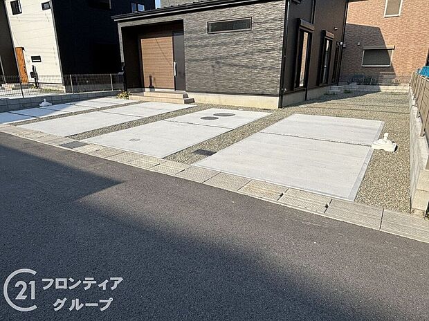 【駐車場】戸建て住宅には、十分な広さを確保した駐車スペースが完備。車を安全に保管できるだけでなく、日常的に便利に使用できる設計です。整然とした環境が整い、家族全員が快適に利用できる駐車場です。