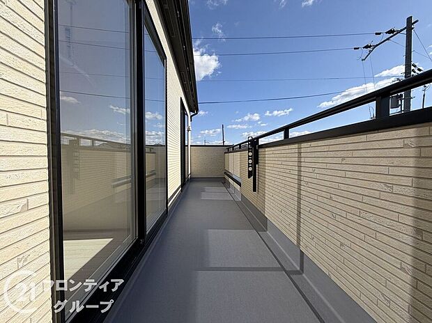 【バルコニー】日当たりの良いバルコニーは、お洗濯が多いときも安心。たくさん干してもカラっと乾きそうです！