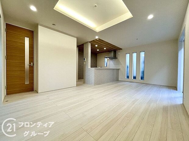 【リビング】LDKには大きな窓からたくさんの光が入り、明るく、開放的な空間を演出してくれます。お友達が遊びに来た時も自慢のリビングになりますね！