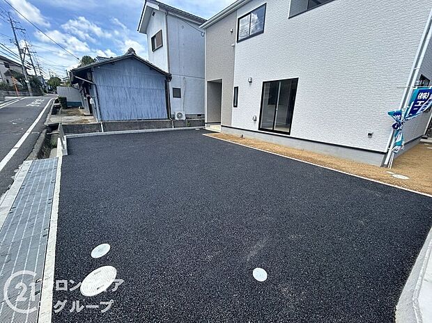 【駐車場】前面道路との段差が少なく、日常的な車の出入りがとてもスムーズ。駐車スペースは広く、車種を選ばず利用できる点も魅力です。荷物の出し入れが多い家庭にも嬉しい、効率的な配置が魅力の設備です。