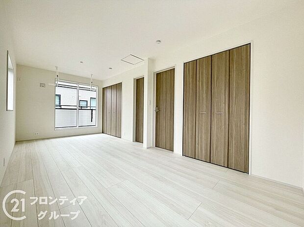 【寝室】こちらのお部屋はバルコニーに面しており、日当たり、通風ともに良好です！お布団などもサッと干せて便利ですね！