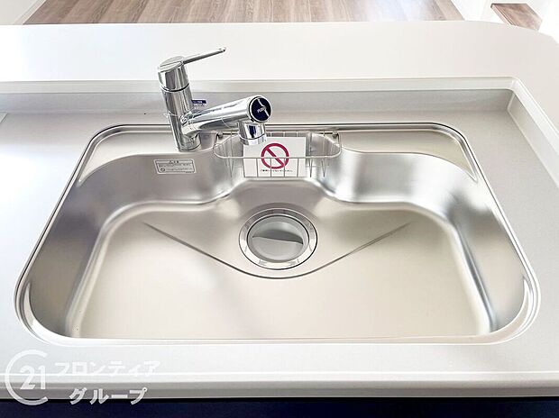 【その他設備】広々としたシンクで、洗い物もスムーズに行えます。使いやすいデザインで、キッチン作業が快適になります!