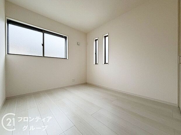 【寝室】室内はシンプルな仕様となっており、それぞれの好みに合わせたインテリアで、趣味に合わせてレイアウトしやすくなっております。