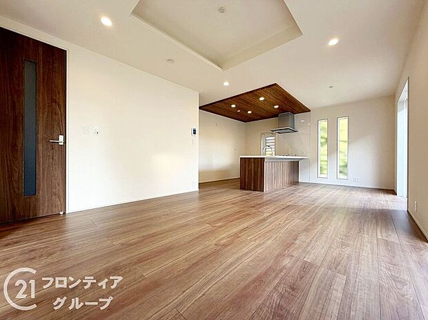 【リビング】天井の中央部分を周囲より一段高くとった折上天井です。開放感があり、部屋が広く感じます！