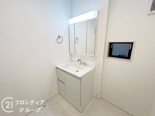 【洗面】収納たっぷりのキャビネットは、使いやすく清潔感のある洗面室に!