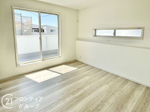【室内】窓のある洋室は、採光と通風のバランスがよく快適。居室としてだけでなく、書斎や趣味部屋、子ども部屋としても活用できます。フローリング仕上げで清掃もしやすく、シンプルで整った空間です。