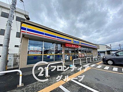 ミニストップ橿原曲川店 610m