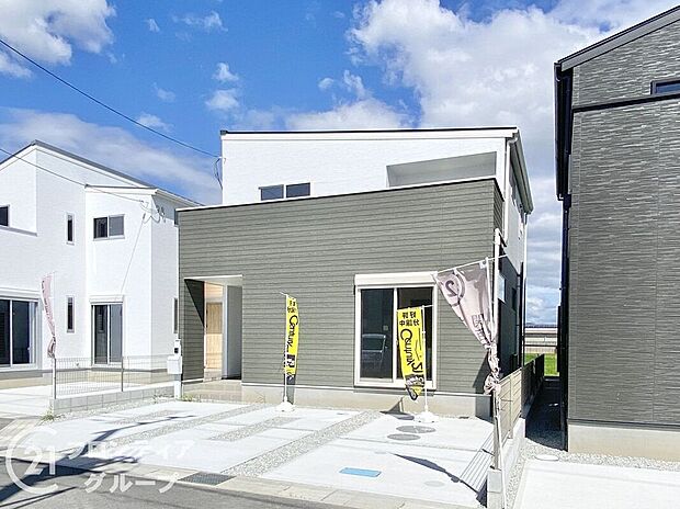 【外観】落ち着いた色合いとモダンなデザインが印象的な戸建外観。道路からの見通しもよく、しっかりとした門構えが安心感を与えます。周囲との距離も程よく確保されており静かな環境です。堂々とした佇まいが魅力◎。