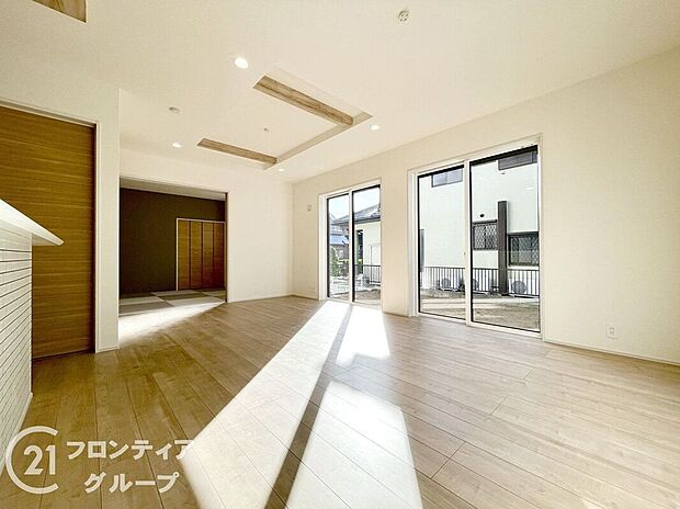 【リビング】LDKには大きな窓からたくさんの光が入り、明るく、開放的な空間を演出してくれます。お友達が遊びに来た時も自慢のリビングになりますね！