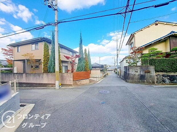 【前面道路含む外観】お家のご質問はお気軽にご相談下さい。