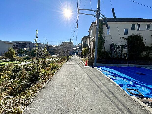 【前面道路含む外観】現地写真更新!現地ご案内とともに住宅ローンのご相談も承ります!実際の道路幅や雰囲気は、ぜひ一緒に現地で確認いたしましょう