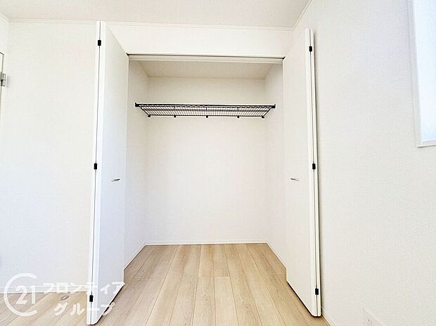 【収納】木目の美しさを際立たせるシンプルデザインのワイドクローゼットはたっぷり収納ができます!