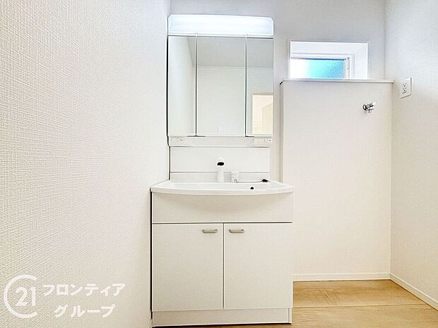 【洗面】小窓付きの洗面室は、毎朝心地よい光を運んでくれるので、すがすがしい気持ちで1日をスタートできます!