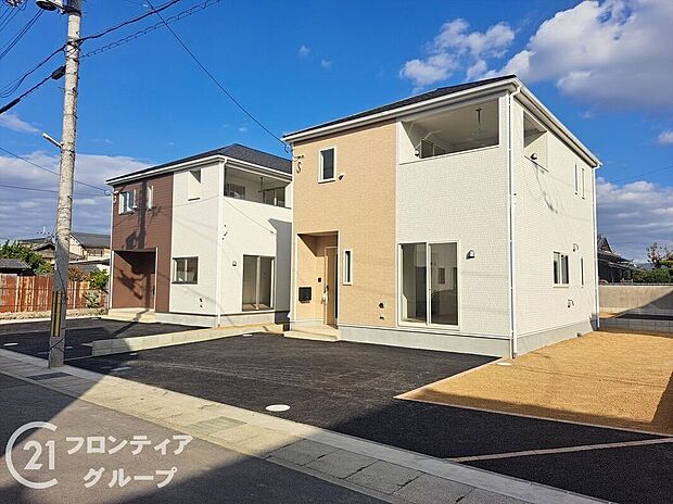 【外観】外壁は、汚れにくくメンテナンスのしやすいサイディング材を採用!色あせや日焼けが目立ちにくく、メンテナンス費用も軽減できます。また、ひび割れや破損に強いので安心してお住まいして頂けますね。