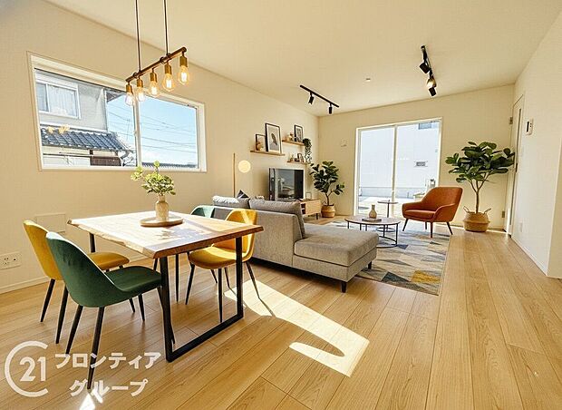 【リビング】【家具入りイメージ画像】フローリングは、日常生活で床材の受ける様々な傷や、温度・湿度変化によるひび割れの発生を大幅に抑える特殊加工を施工済みです!