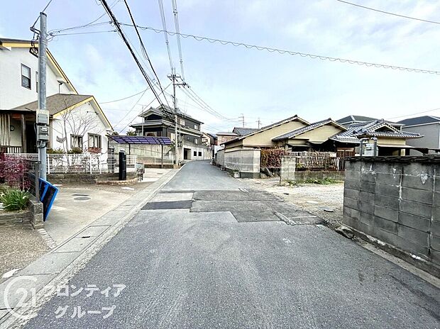 【前面道路含む外観】現地写真更新!現地ご案内とともに住宅ローンのご相談も承ります!実際の道路幅や雰囲気は、ぜひ一緒に現地で確認いたしましょう