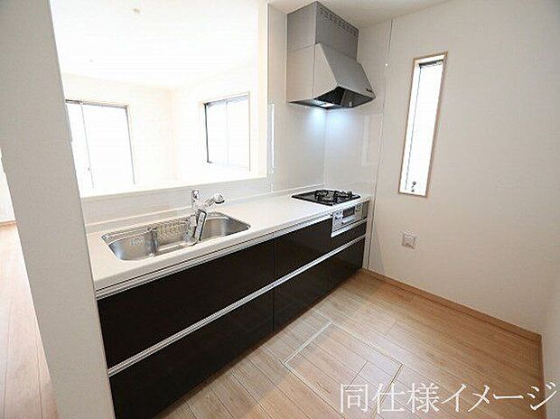 【同仕様画像　（キッチン）】＼同仕様写真／高性能でお手入れ簡単仕様のキッチンです！使い勝手にこだわった収納スペースが沢山あり作業スペースが広々使えます！