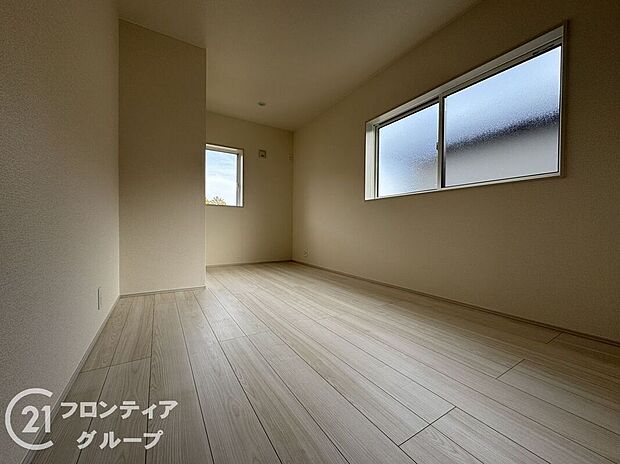 【寝室】こちらのお部屋はバルコニーに面しており、日当たり、通風ともに良好です!お布団などもサッと干せて便利ですね!