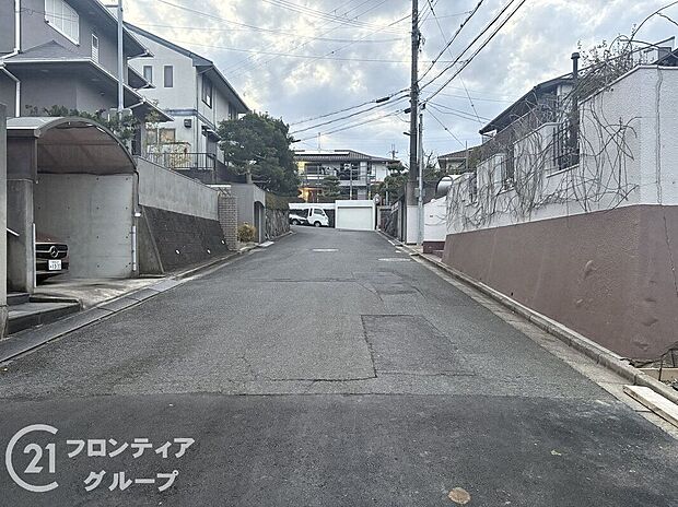 【前面道路含む外観】現地写真更新!現地ご案内とともに住宅ローンのご相談も承ります!実際の道路幅や雰囲気は、ぜひ一緒に現地で確認いたしましょう