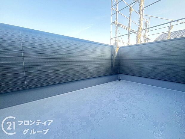 【バルコニー】日当たりの良いバルコニーは、お洗濯が多いときも安心！たくさん干してもカラっと乾きそうです！