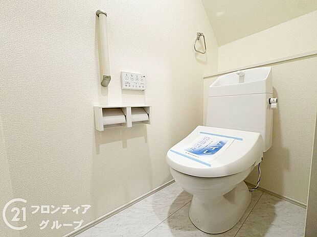 【トイレ】トイレは１階と２階の２カ所に設置！階段を上り下りせずに使用できるので、高齢の方にも安心です！