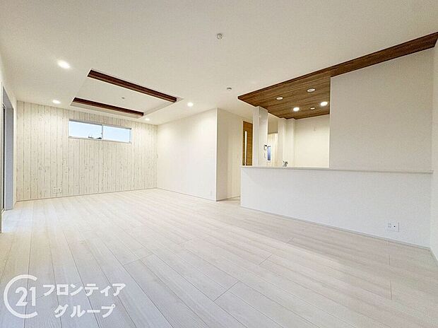 【リビング】LDKには大きな窓からたくさんの光が入り、明るく、開放的な空間を演出してくれます。お友達が遊びに来た時も自慢のリビングになりますね!