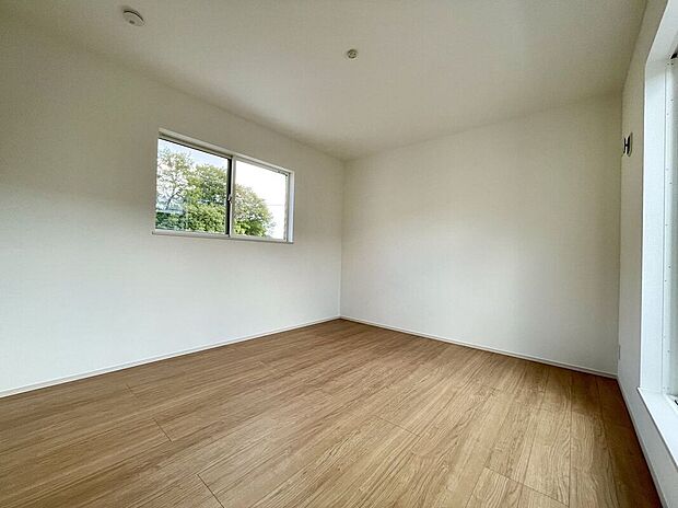 【寝室】寝室や子供部屋にぴったりなシンプル洋室でお部屋のコーディネートが楽しめますね。