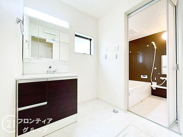 【洗面】曇り止めヒーター付きのミラーキャビネットを採用しております。ミラーの内側がすべて収納スペースになっているので、スタイリング剤や歯ブラシなどの収納に便利ですね。