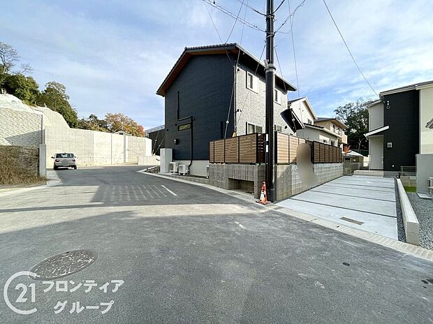 【前面道路含む外観】好評分譲中！現地でしかわからないこともございます。少しでも気になる方はぜひ実際に現地で周辺環境や雰囲気をご確認ください。