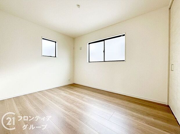 【寝室】室内はシンプルな仕様となっており、それぞれの好みに合わせたインテリアで、趣味に合わせてレイアウトしやすくなっております。