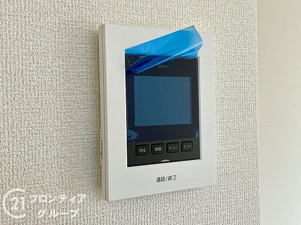【防犯設備】ハンズフリー機能を備えたカラーモニターインターホンを採用！お料理中などで手が塞がっていても便利に応答可能です！夜間の映像確認機能もついていて、安心ですね！