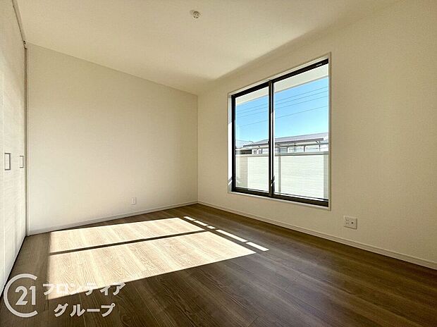 【寝室】室内はシンプルな仕様となっており、それぞれの好みに合わせたインテリアで、趣味に合わせてレイアウトしやすくなっております。