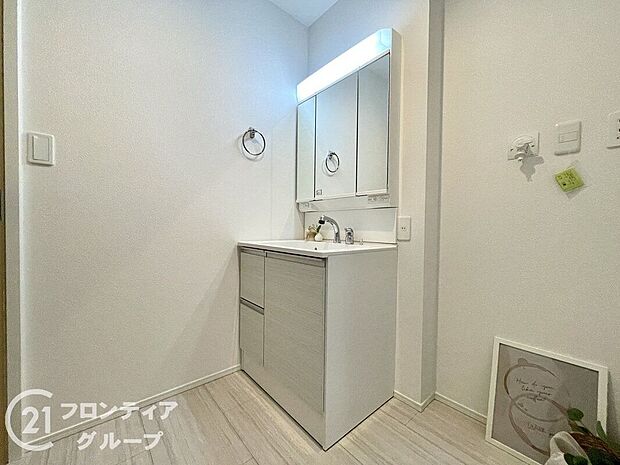 【洗面】収納たっぷりのキャビネットは、使いやすく清潔感のある洗面室に！