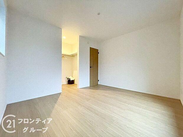 【寝室】傷が付きにくくお手入れ簡単なフローリングです。