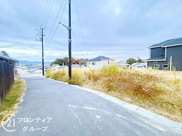 【前面道路含む外観】現地写真更新！充実したアフターサポートで安心！当社は誠実に、丁寧に、お客様一人ひとりに永く安心してお住まいいただけるようなお付き合いをさせていただきます