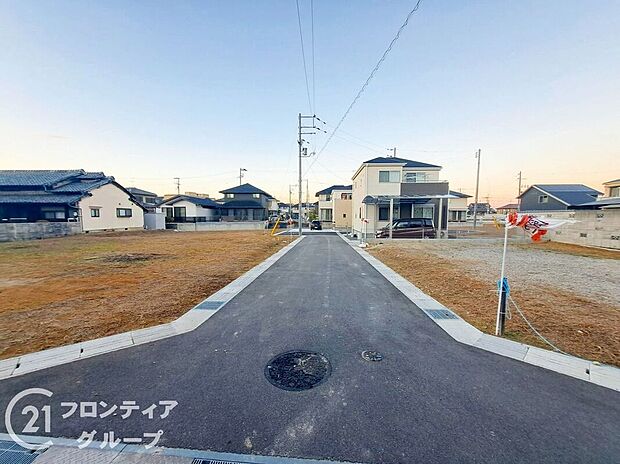 【前面道路含む外観】現地写真更新!充実したアフターサポートで安心!当社は誠実に、丁寧に、お客様一人ひとりに永く安心してお住まいいただけるようなお付き合いをさせていただきます