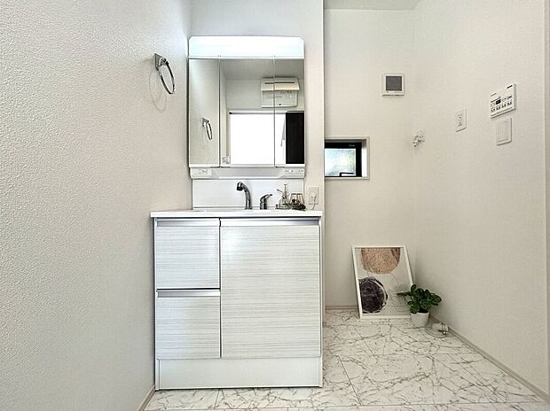 【洗面】収納たっぷりのキャビネットは、使いやすく清潔感のある洗面室に!