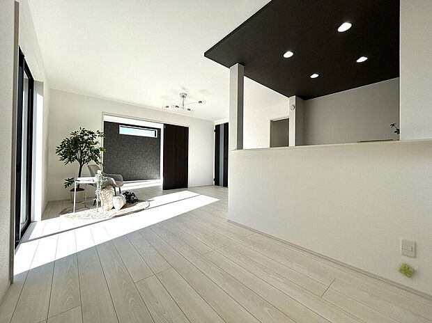 【リビング】沢山の光が差し込む明るいリビングは、開放的で心地よい空間です。自然と家族が集まり幸せな時間が流れます。