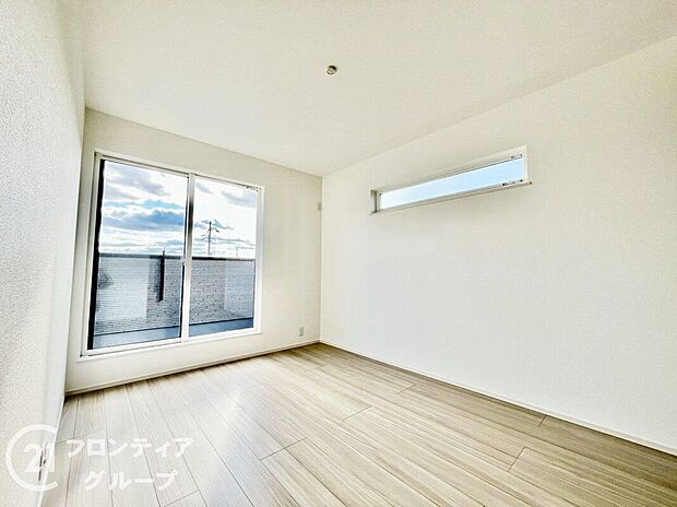 【子供部屋】快適な寝室で、毎日の疲れを癒す贅沢な時間をお楽しみいただけます。スタイリッシュなデザインが魅力で、心地よいひとときを過ごすことができる空間です