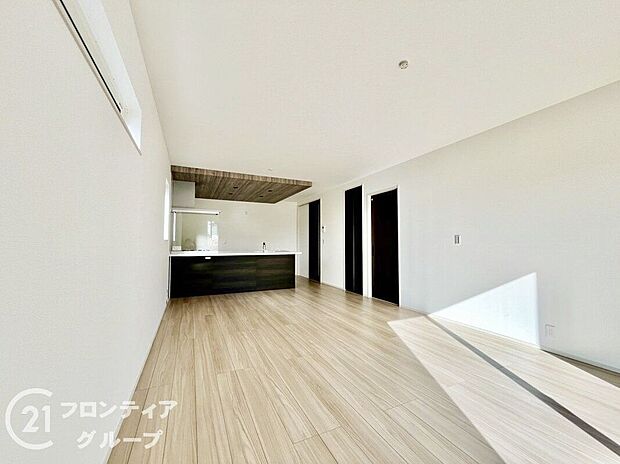 【リビング】大空間リビングは毎日家族が笑顔で生活する空間であるリビング。広さと明るさには拘ってほしい空間です。お子様の成長に合わせて家具の配置なども広いからこそ可能です。