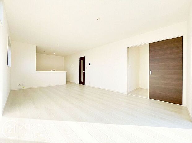 【リビング】LDKには大きな窓からたくさんの光が入り、明るく、開放的な空間を演出してくれます。お友達が遊びに来た時も自慢のリビングになりますね!