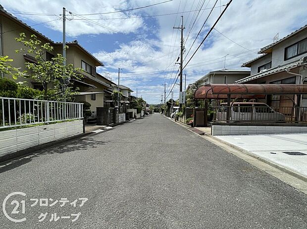 【前面道路含む外観】好評分譲中！現地でしかわからないこともございます。少しでも気になる方はぜひ実際に現地で周辺環境や雰囲気をご確認ください。