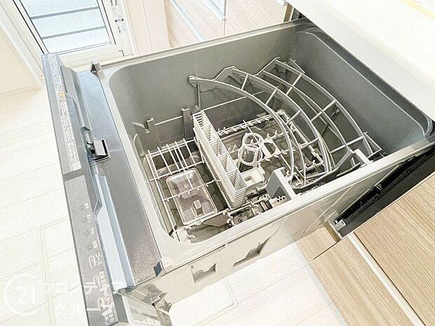 【その他設備】便利な食洗器を完備したキッチンで、家事の時間を短縮できます。毎日の食後の片付けが楽になり、家族との時間をもっと楽しめます！