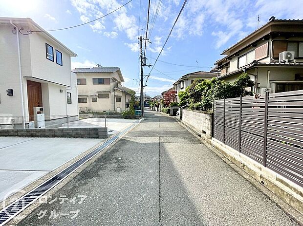 【前面道路含む外観】現地写真更新!現地ご案内とともに住宅ローンのご相談も承ります!実際の道路幅や雰囲気は、ぜひ一緒に現地で確認いたしましょう