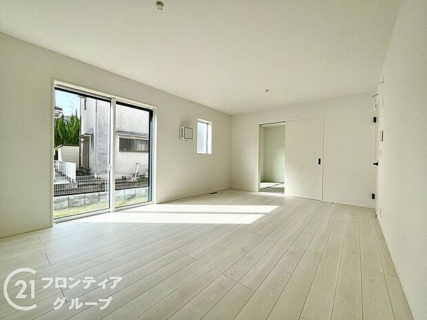 【リビング】シンプルで美しいデザインのリビングは、お好みのインテリアにコーディネイトしやすく、家族がやすらぐ癒しの空間が作れますね。